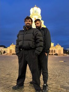 Снимай и ни прати най-добрата целувка, вдъхновена от Густав Климт и Азис