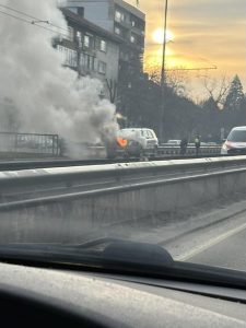 Автомобил пламна на бул. "Цариградско шосе" в София