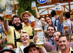 Германците искат входна такса за „Октоберфест“, за да спрат поскъпването на бирата