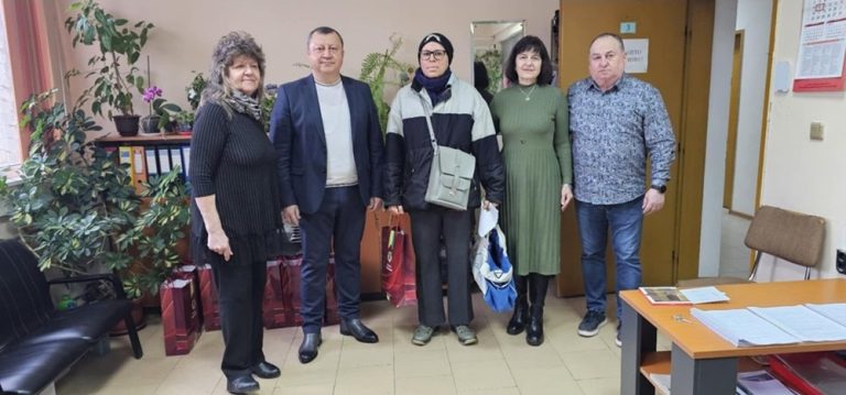 Кметът на Павликени награди първите данъкоплатци за кампания 2026 Кметът на Павликени награди първите данъкоплатци за кампания 2026