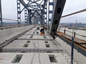 Напредва подмяната на тротоарните плочи при основния ремонт на Дунав мост