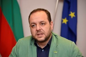 Борислав Сандов отрече обвинения за хижа „Петрохан“ и отрече присъствие на въоръжени лица в министерството