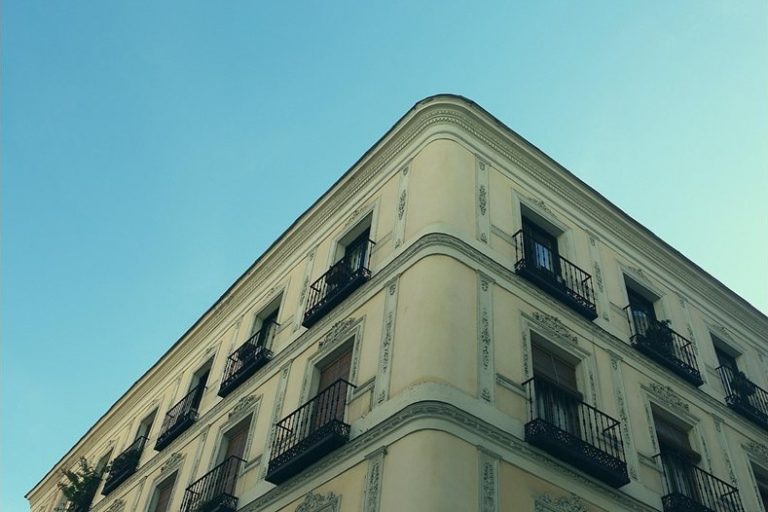 Община Русе подновява продажбата на 133 общински апартамента след решение на ВАС