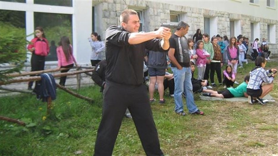 10 години преди Калушев: Полицията в Монтана обучава деца на стрелба и оцеляване