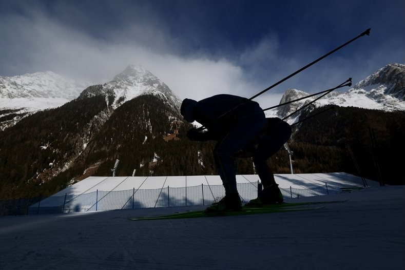 Французин подари титлата на швед в биатлона, пропусна последните си изстрели