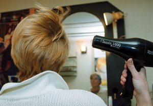 Странните цени за прическата: Салоните за красота и услугите водят по нарушения