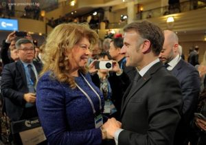 В Мюнхен за първи път като президенти си стиснаха ръцете Йотова и Макрон