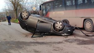 Тежка катастрофа в Русе: Кола се обърна по таван след удар в дърво