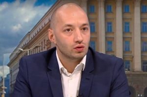 Димитър Ганев: Румен Радев ще предизвика вълна без мнозинство, очакват се избори през 2026 година