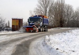Снегопочистващи фирми работят денонощно в Русе при оранжев код за бурен вятър