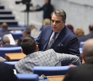 Асен Василев: Издалият разрешителни за „Петрохан“ е уволнен от Рашков и върнат от Стоянов