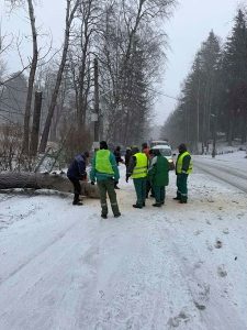 Силният вятър блокира пътища в Панагюрско: Оранжев код и пориви до 115 км/ч