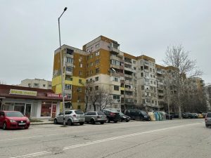 Силният вятър в Пловдив събори улична лампа и дървета в район Тракия