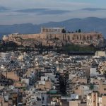 Гърция сложи край на скритите дигитални пари: Нови правила за българите с имоти и сметки в Revolut