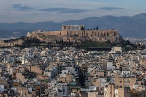 Гърция сложи край на скритите дигитални пари: Нови правила за българите с имоти и сметки в Revolut