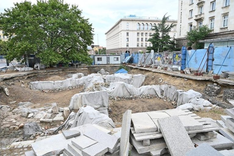 Засичат с георадар археологията под площад „Света Неделя“ за безопасно обновяване Засичат с георадар археологията под площад „Света Неделя“ за безопасно обновяване