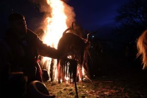 Вижте Сирни заговезни в Осоица – вечер на прошка, огньове и прескачане на жарава (Снимки)