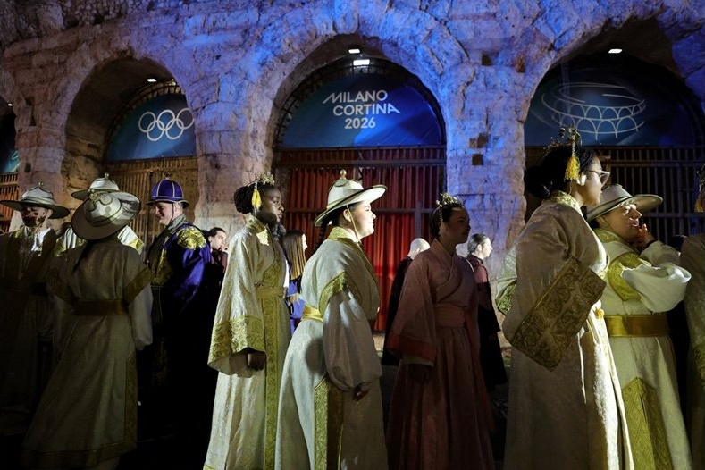 Италия закрива олимпиадата като опера, протест срещу игрите