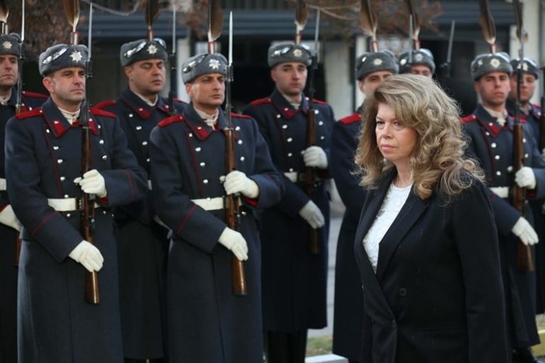 Йотова настоява за спешно активиране на заемни механизми за модернизация на армията Йотова настоява за спешно активиране на заемни механизми за модернизация на армията