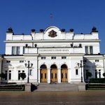 Историческата сграда на Народното събрание светва в цветовете на България и Украйна