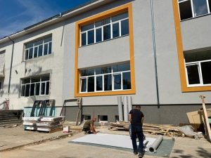 Обзавеждат с нови мебели наскоро ремонтираното НУ „Климент Охридски“ в Пловдив