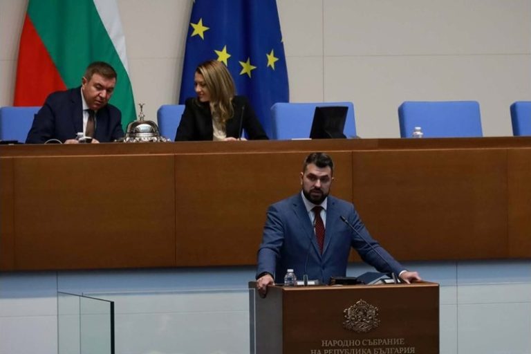 Сблъсък в парламента: Украйна отново раздели депутатите на четвъртата годишнина от войната Сблъсък в парламента: Украйна отново раздели депутатите на четвъртата годишнина от войната