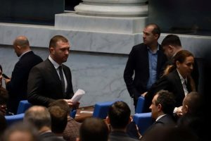 Едис Даудов напусна групата на АПС минути след клетвата си в парламента