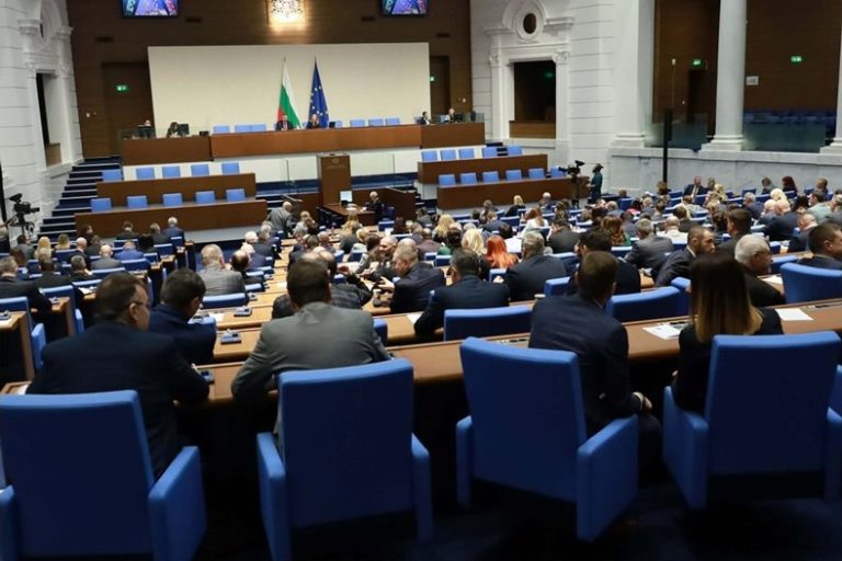 25 рокади в парламентарните комисии заради завърналите се бивши министри 25 рокади в парламентарните комисии заради завърналите се бивши министри