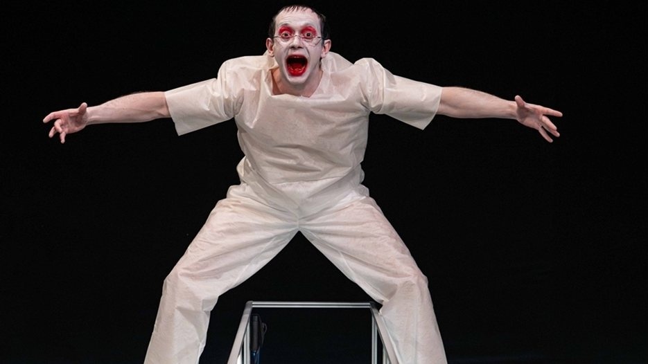 Разпадът на отхвърления от матрицата японец в шокиращия, но хитов "Жената-конбини"