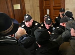 Сблъсъци и напрежение в Съдебната палата: Протестиращи обсадиха кабинета на Борислав Сарафов