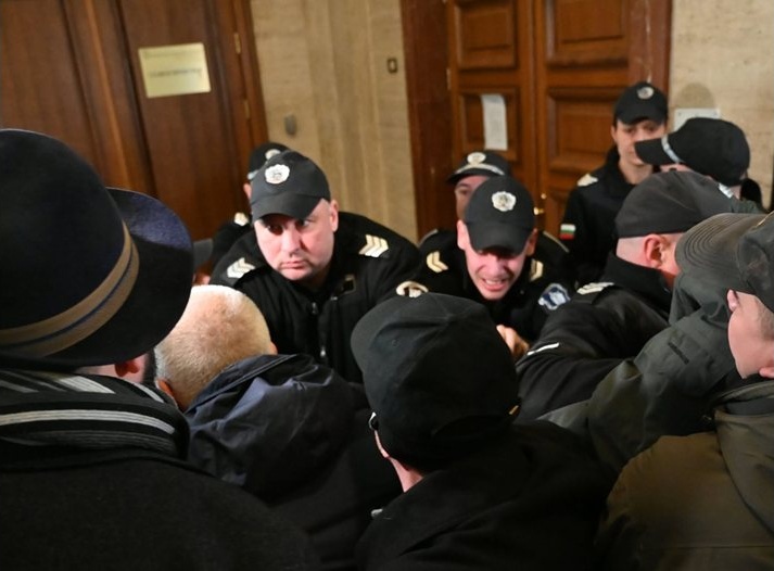 Сблъсъци и напрежение в Съдебната палата: Протестиращи обсадиха кабинета на Борислав Сарафов