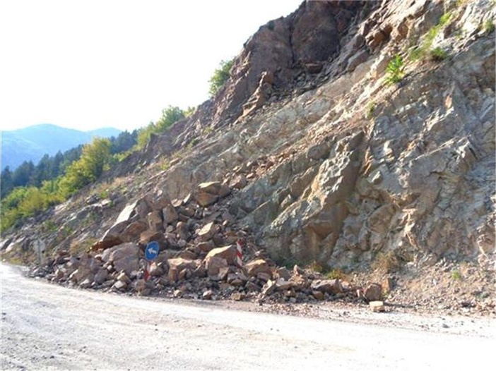 Свлачище ограничи движението при км 21 по пътя Велинград - Варвара