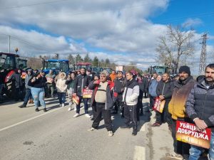 Протест срещу ветроенергиен парк затвори с трактори пътя Добрич-Крушари