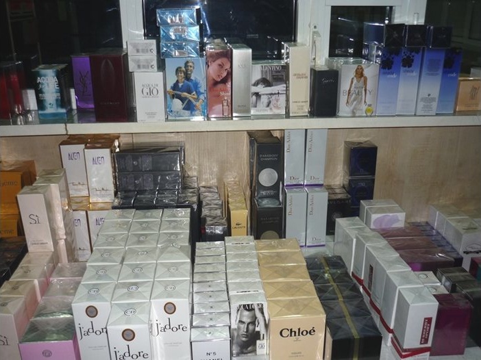 Митничари заловиха над 15 000 фалшиви парфюма, декларирани като авточасти за Франция