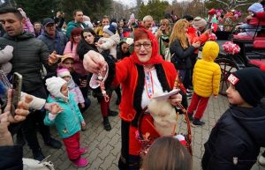 Баба Марта пристига с файтон във Велико Търново за празничен концерт и благотворителна кауза