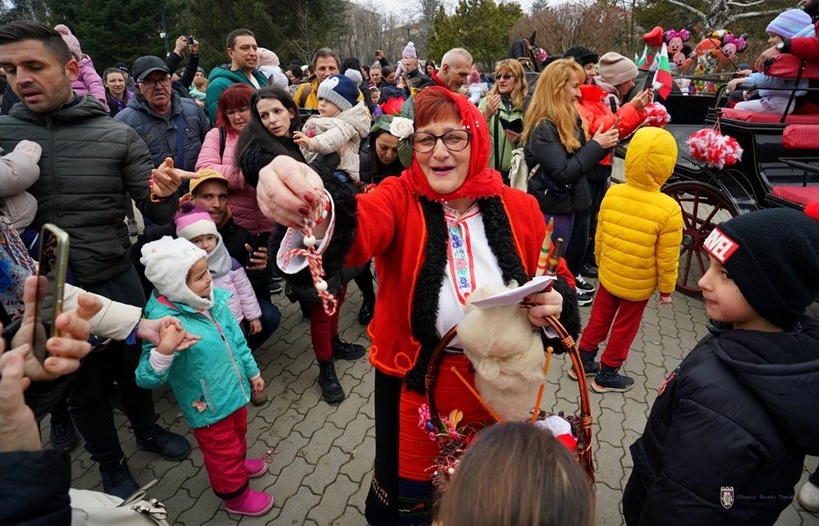 Баба Марта пристига с файтон във Велико Търново за празничен концерт и благотворителна кауза
