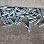 (Без)изход: Лабиринтът на зависимостите и илюзията за контрол сред младите