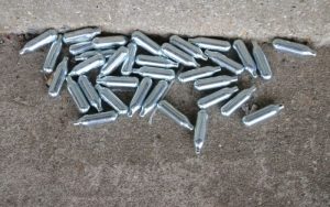 (Без)изход: Лабиринтът на зависимостите и илюзията за контрол сред младите