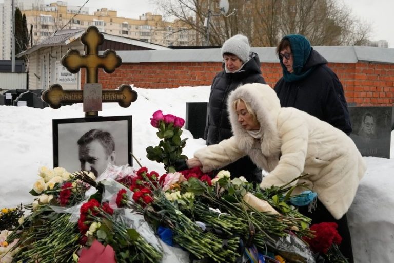 Две години от смъртта на Алексей Навални: Москва забрани митингите, Западът твърди за отравяне