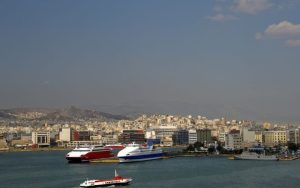 Мащабна стачка парализира пристанище Пирея: Корабите остават на котва