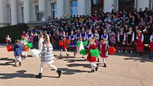 400 деца рецитираха "Аз съм българче" пред Националната библиотека в София