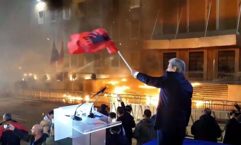 Ескалация в Тирана: Протестиращи се сблъскаха с полицията заради корупционен скандал