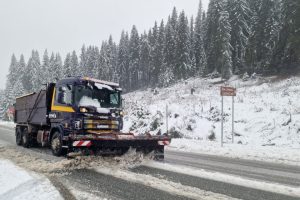 Снежен капан край Пампорово: Десетки закъсали автомобили и блокирани пътища в Родопите