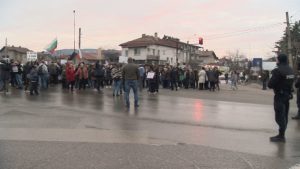 Жители на Суходол блокираха Околовръстното с искане за извеждане на трафика