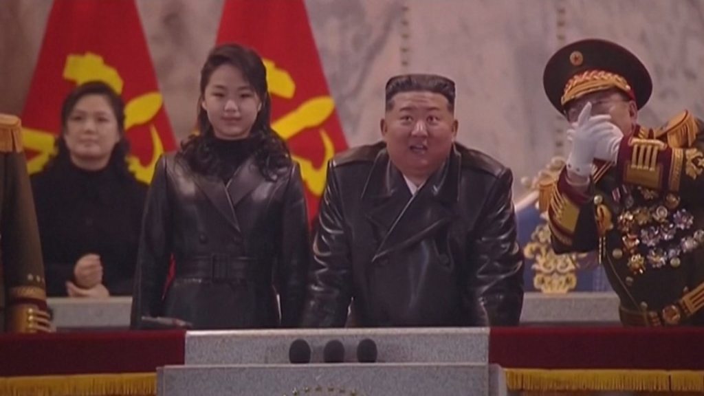 Ким Чен Ун и дъщеря му Ким Чу Е: Сходно облекло и сигнали за наследяване на властта
