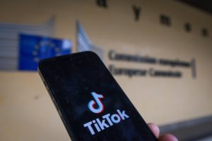 ЕК: Пристрастяващият дизайн на TikTok нарушава европейските закони