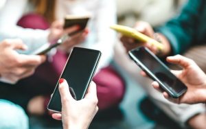 Австрия стартира мащабен експеримент: 40 000 ученици се отказват от смартфоните