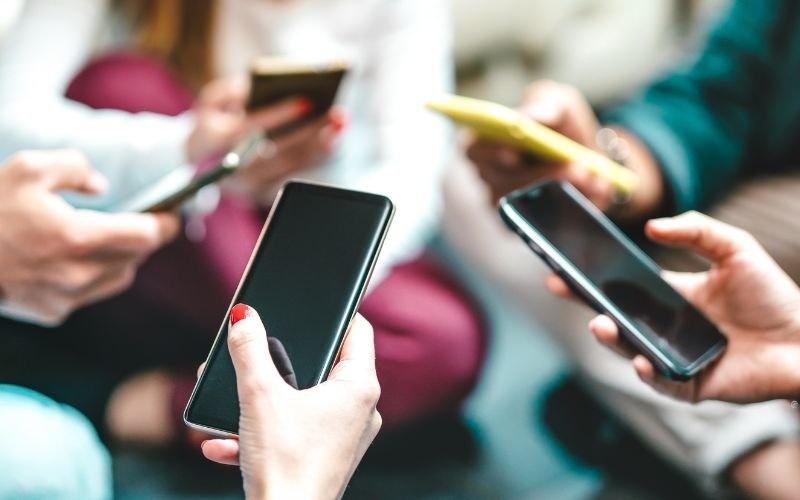 Австрия стартира мащабен експеримент: 40 000 ученици се отказват от смартфоните