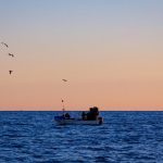 Издирват екипаж на риболовен кораб между Созопол и Приморско след силна буря