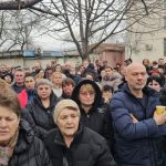 „Като птица феникс възроди църквата ни“: Жители на Сливен на протест заради отец Иван Янков